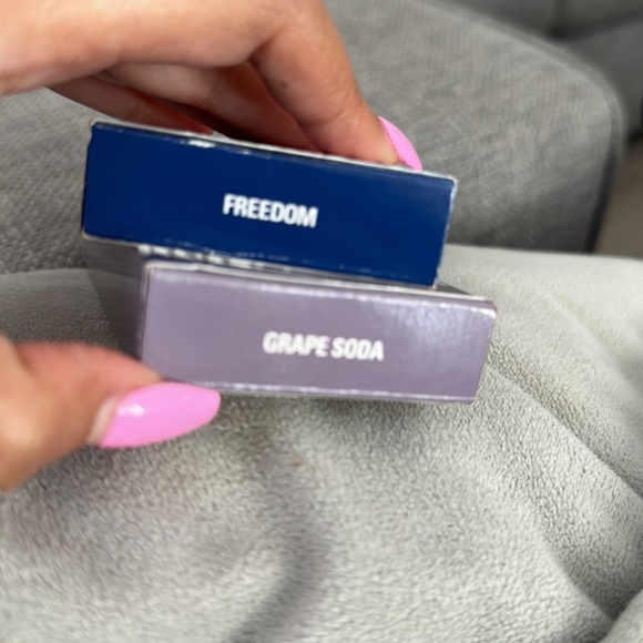 KYLIE Lip Kit in FREEDOM + GRAPE SODA - Picture 2 of 2